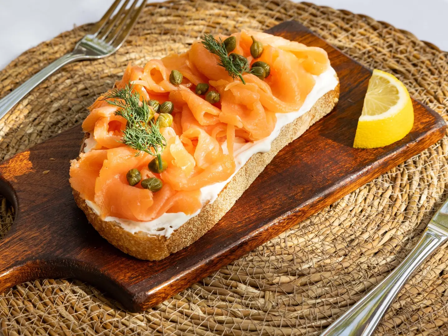 سمك السلمون المدخن مع اللبنه