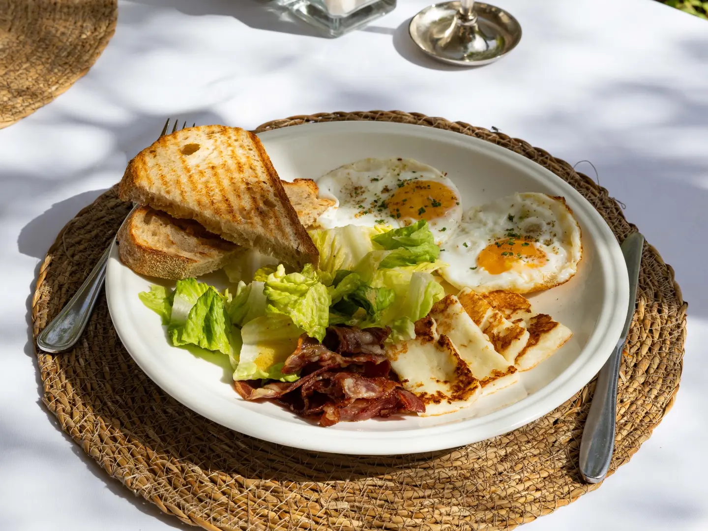 بيض مقلي يقدم مع حلومي وبايكن