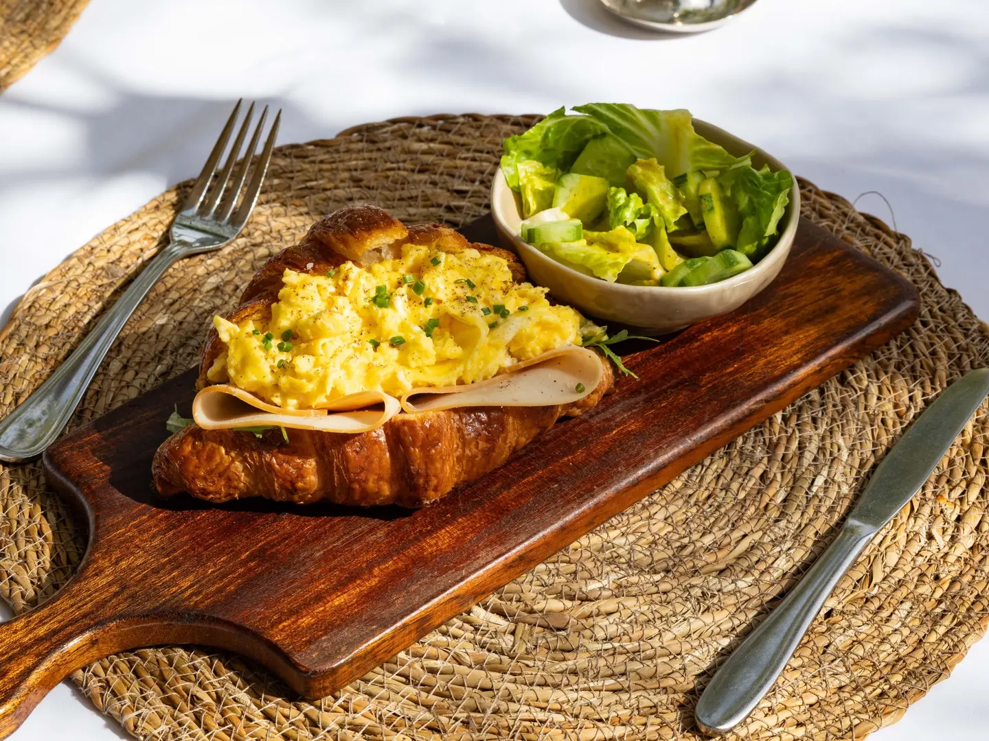 بيض وجبن مع ديك رومي