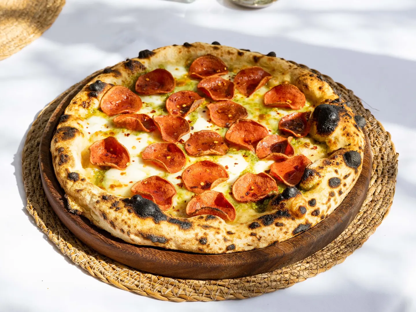 بيتزا بيستو بيبروني مع العسل الساخن