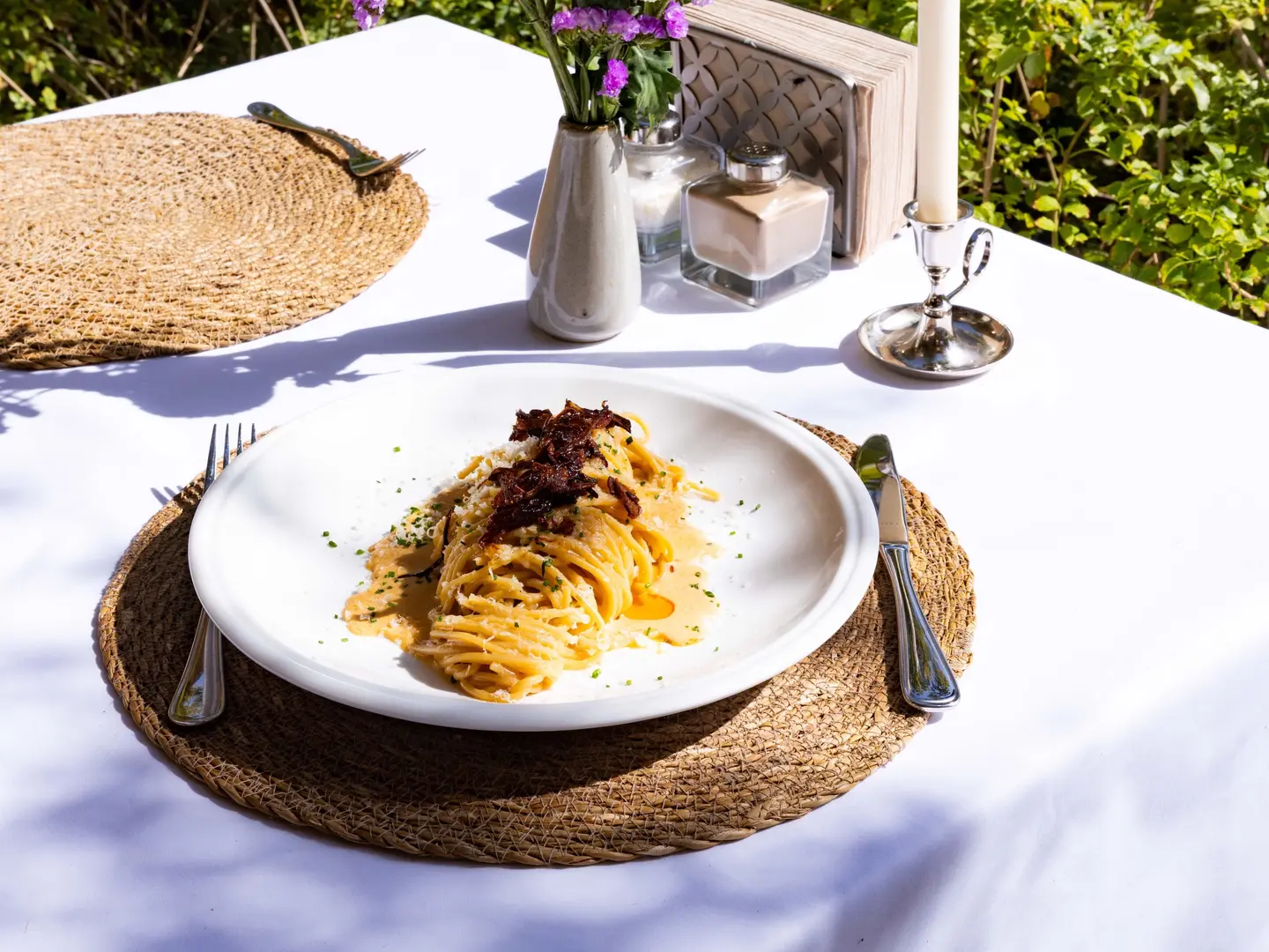 سباغيتي مع كريمة البارميزان والزيت الحار