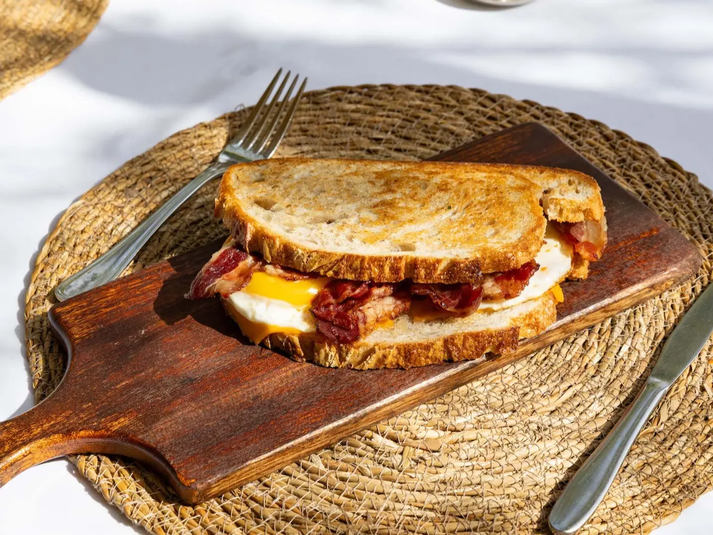 بيض مع بيف بايكن وجبن