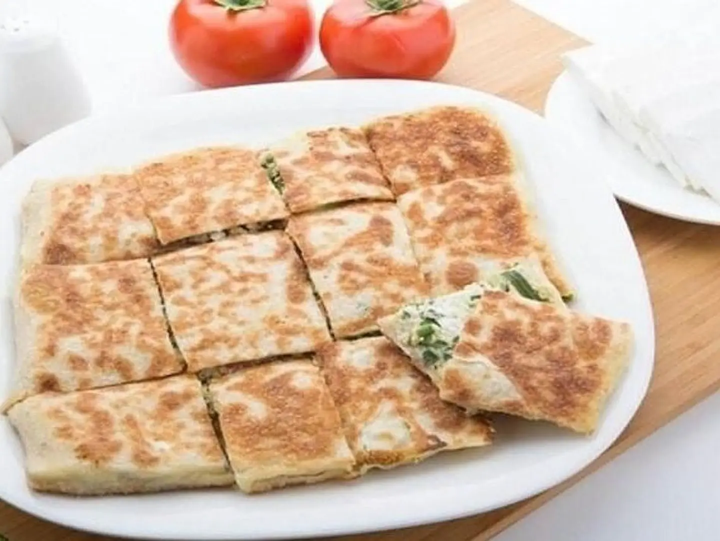 مطبق مالح خضار بالجبنة البيضاء واللحم الطازج