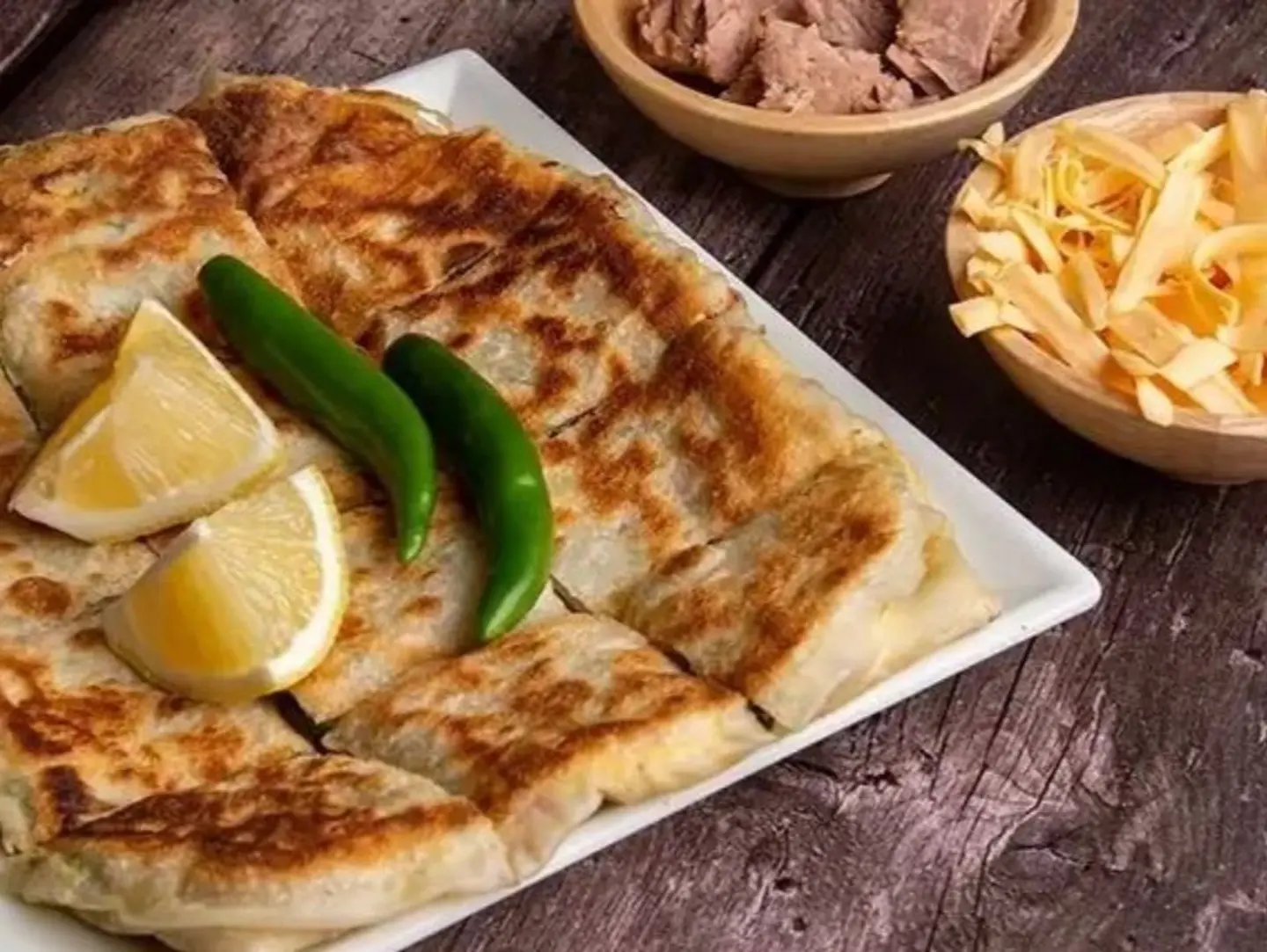 مطبق تونة بالخضار والجبنة الشيدر