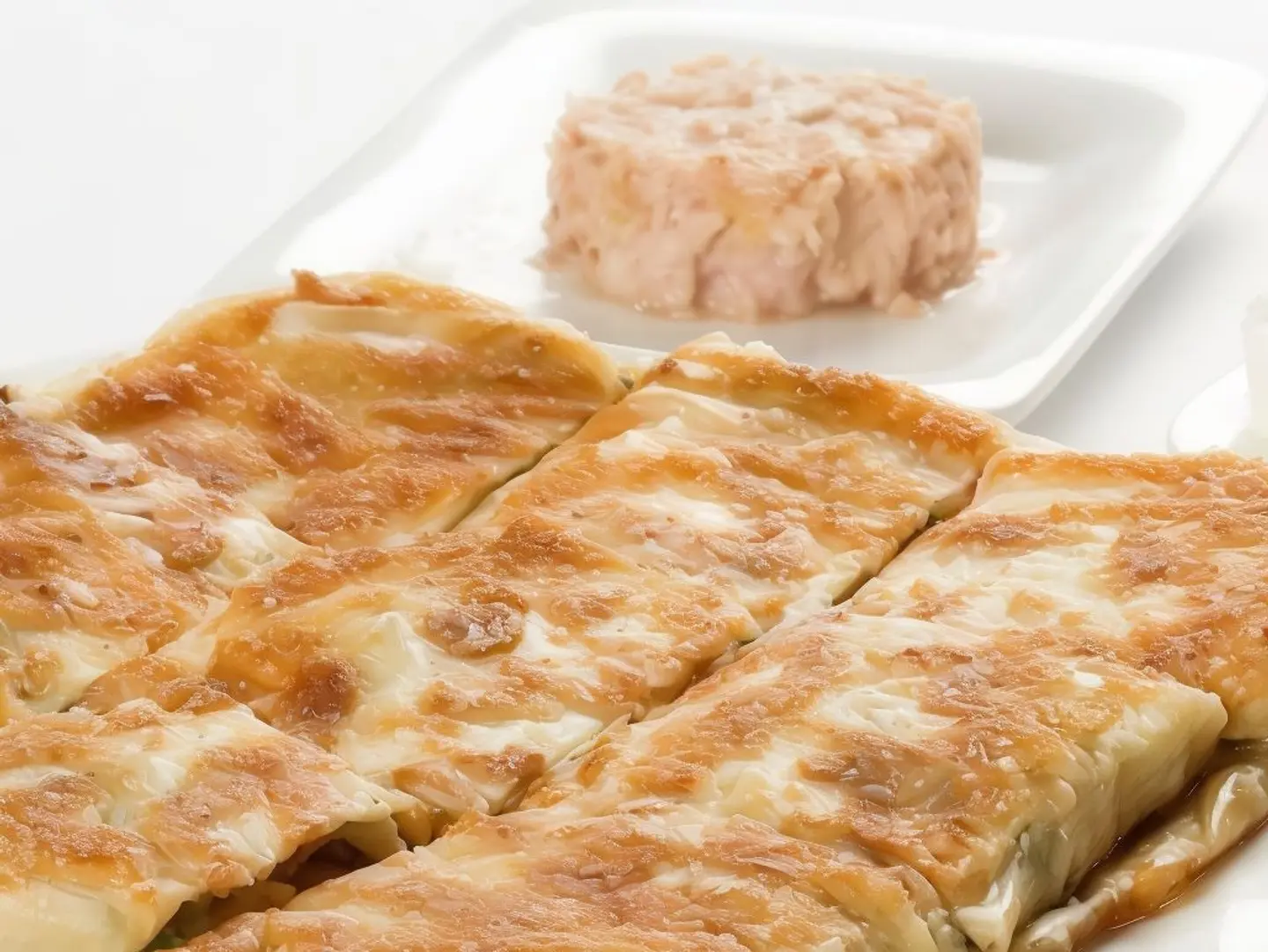 مطبق تونة بالخضار والجبنة السائلة