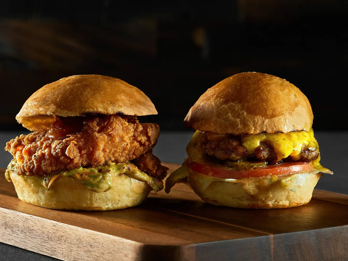 مجموعة متنوعة من 2 سلايدر في طلب واحد برجر جبنة أو برجر دجاج أو برجر لحم ترافل