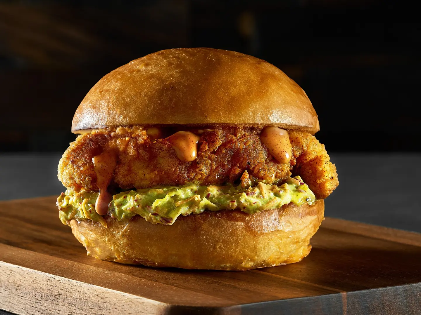 دجاج مقرمش مع صوص الهيكيوري باربيكيو مع سلطة الكول سلو