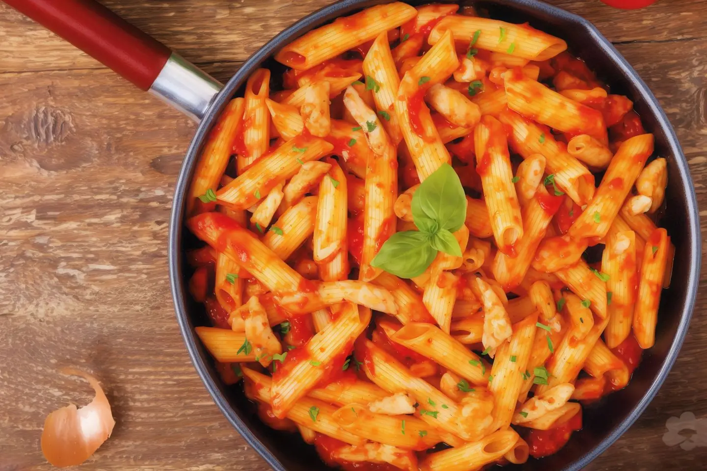 باستا دجاج حمراء