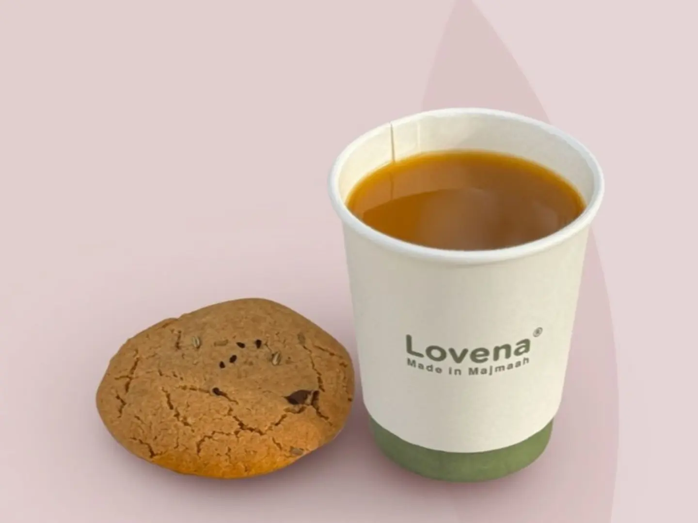 كوب قهوة سعودية مع كوكيز حساوي