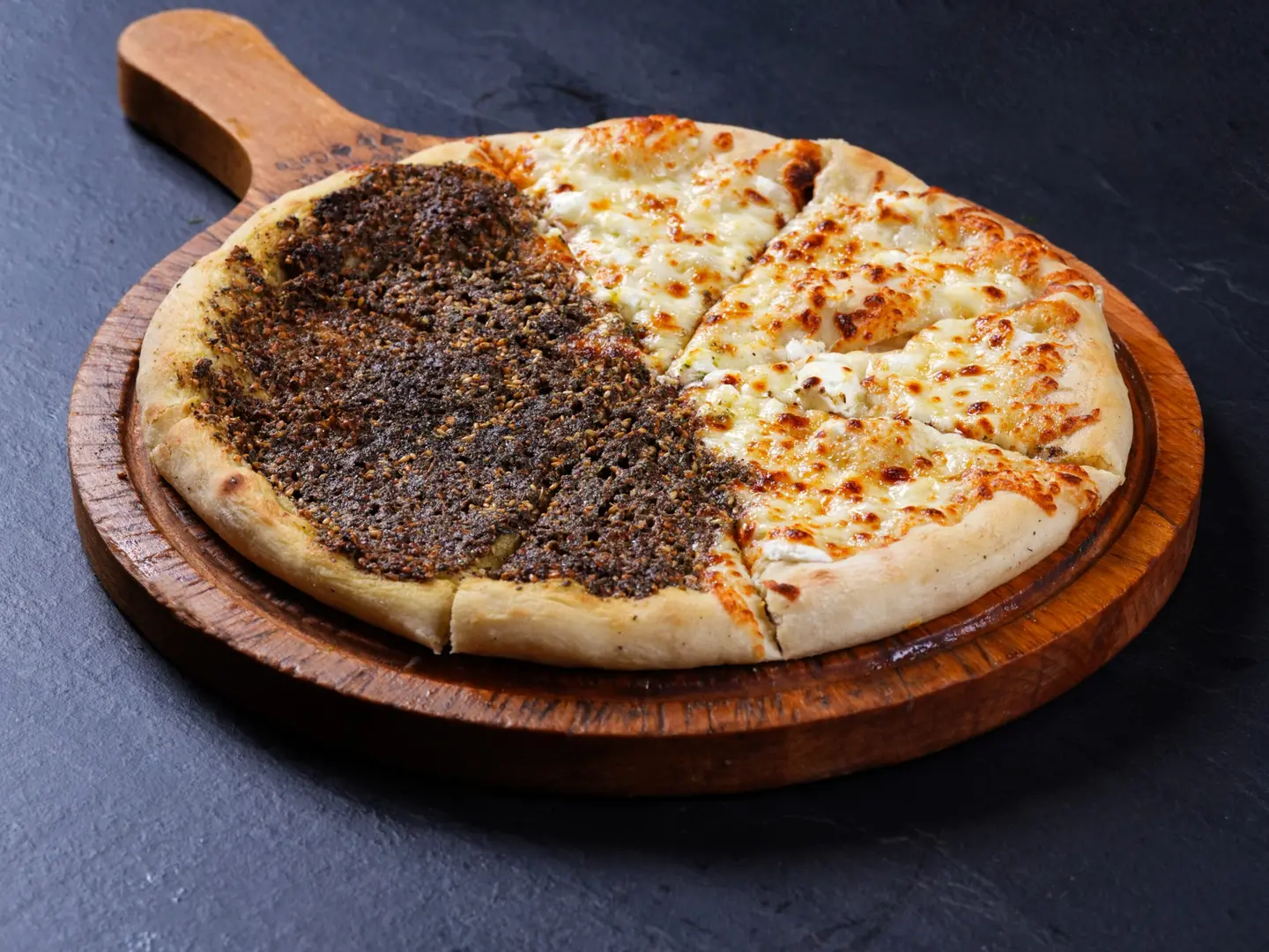 منقوشة زعتر مع جبنة