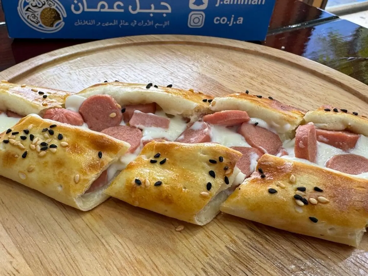 قارب اجبان مع نقانق