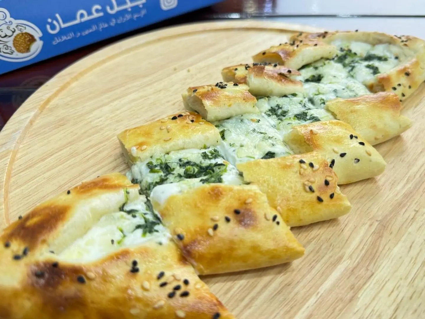 قارب جبنة سائلة مع سبانخ
