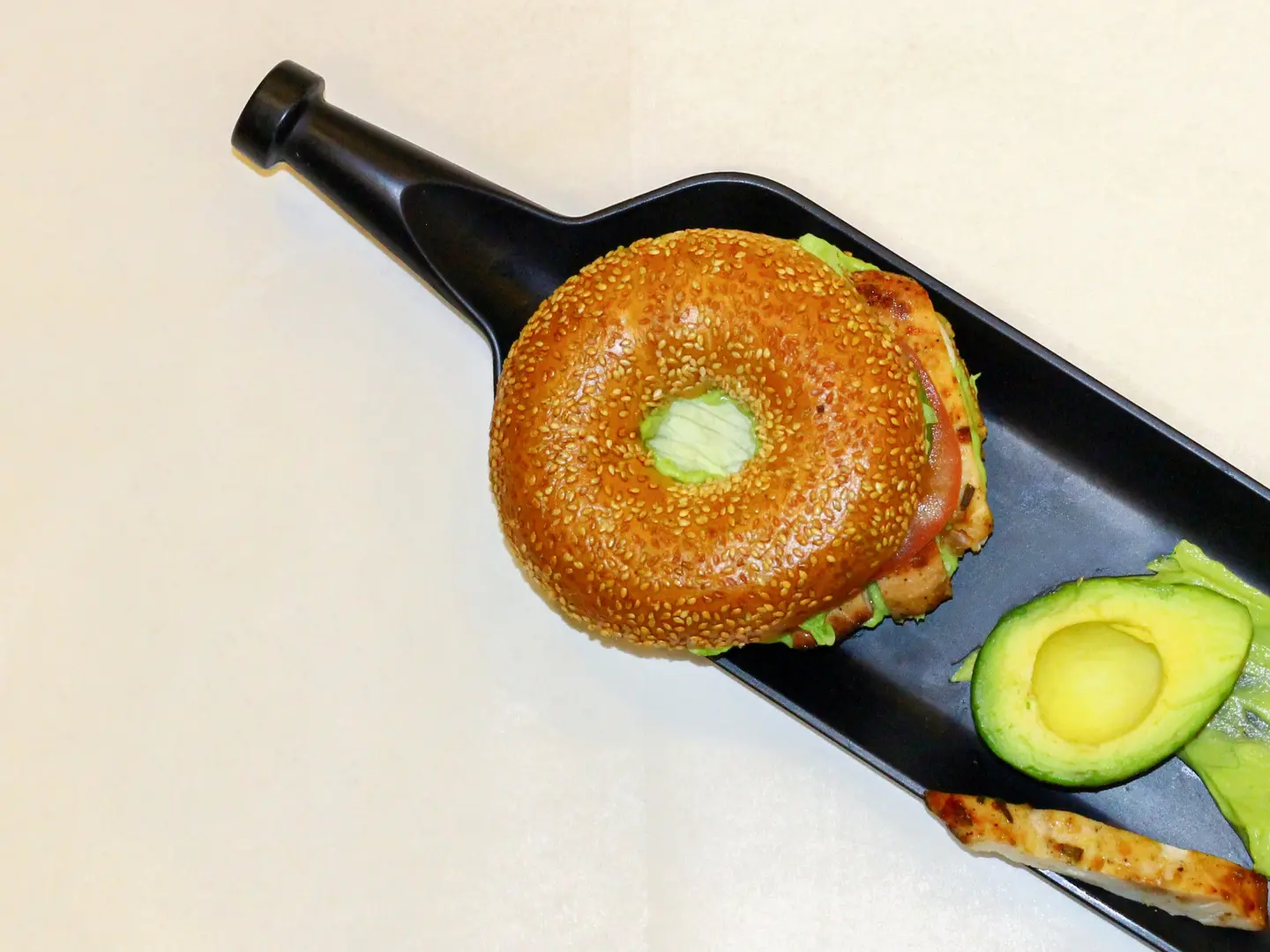 ساندويش اومليت بيجل بالدجاج المشوي