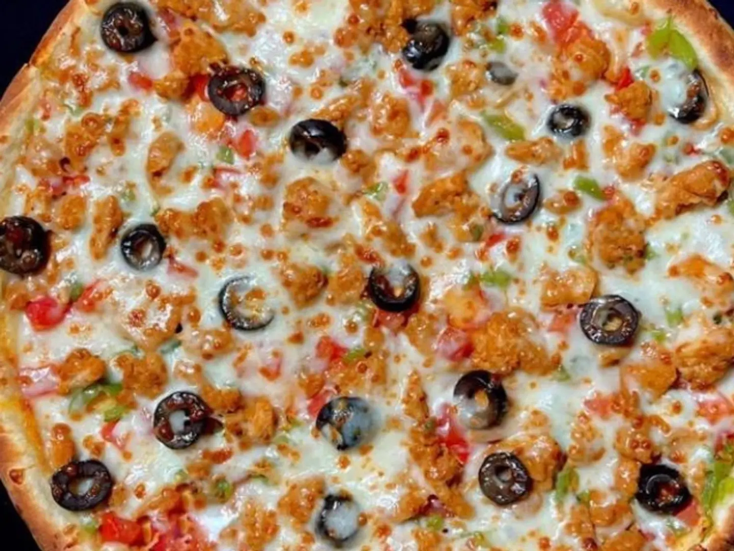 بيتزا قطع دجاج بالخضار