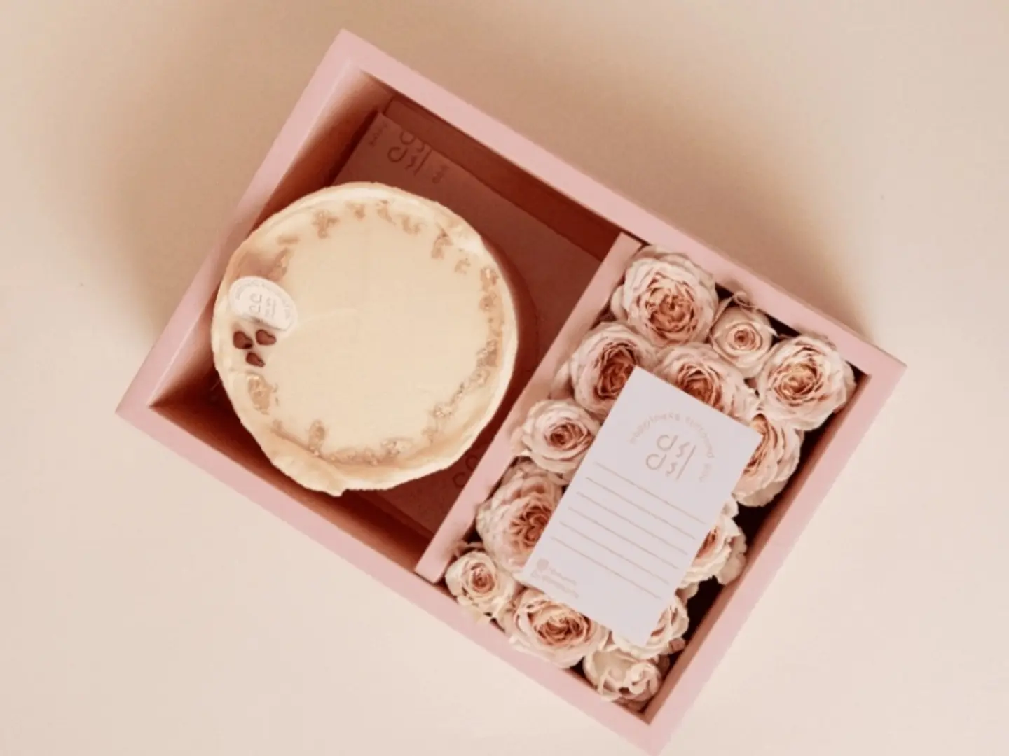 بوكس الكيك مع ورد طبيعي