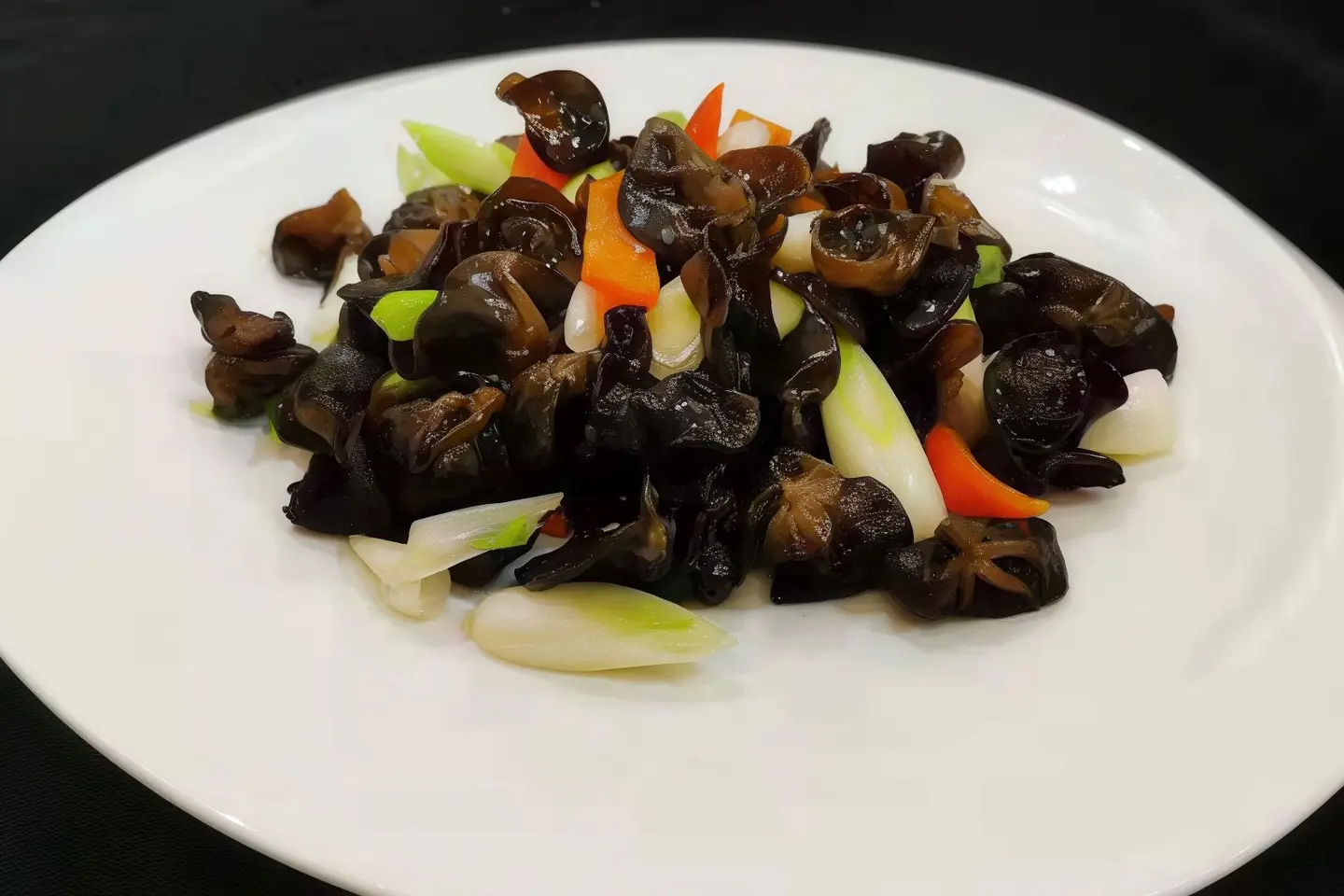 فطر أسود مقلي مع البصل الأخضر