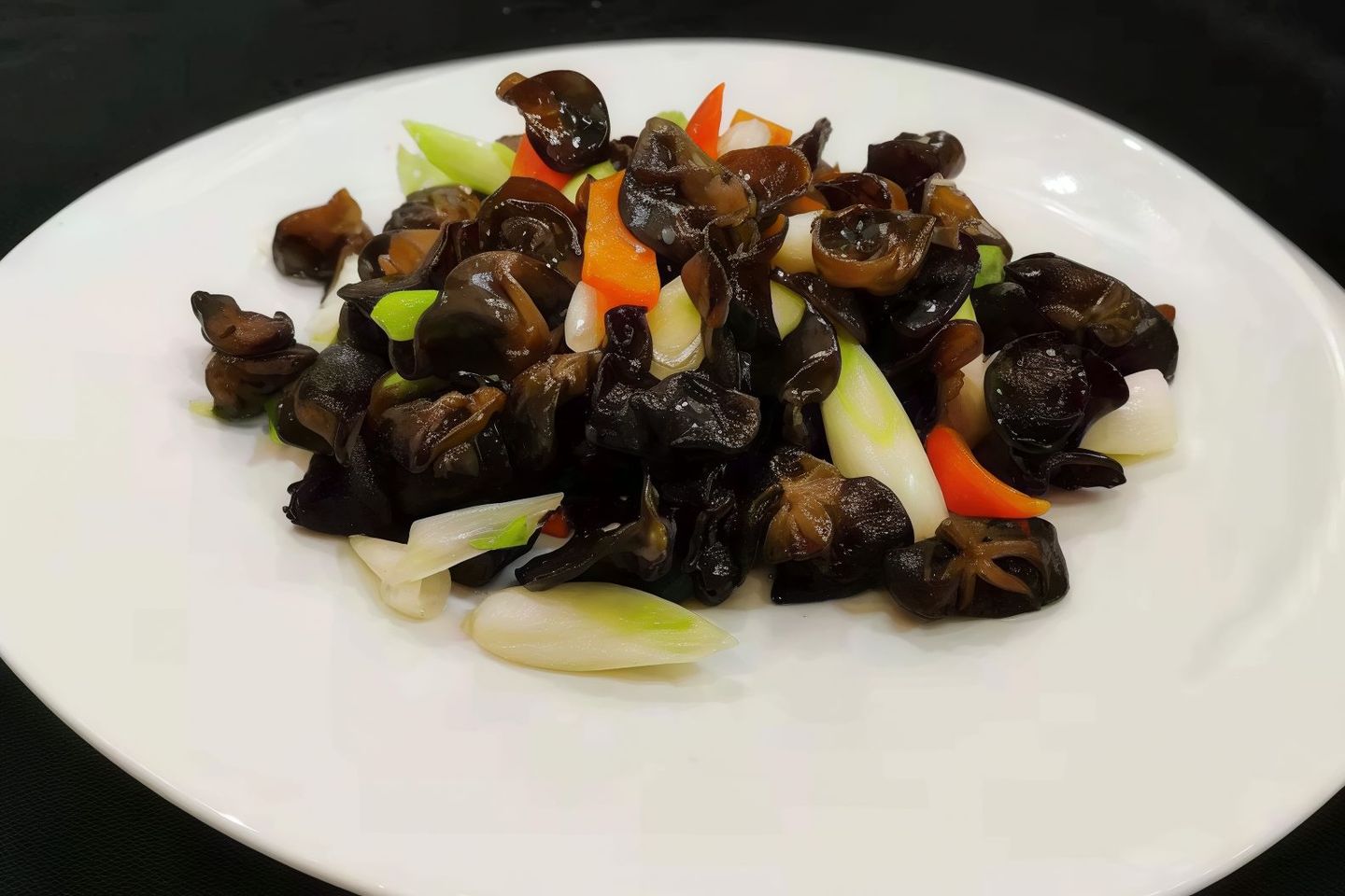 فطر أسود مقلي مع البصل الأخضر