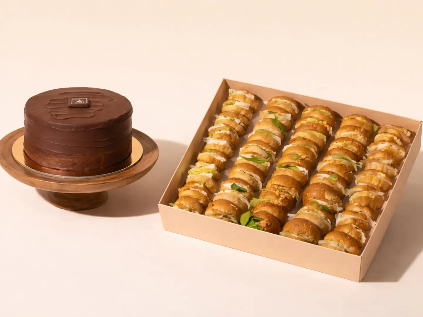 اميركان تشوكليت كيك مع تورتا بايتس كبير