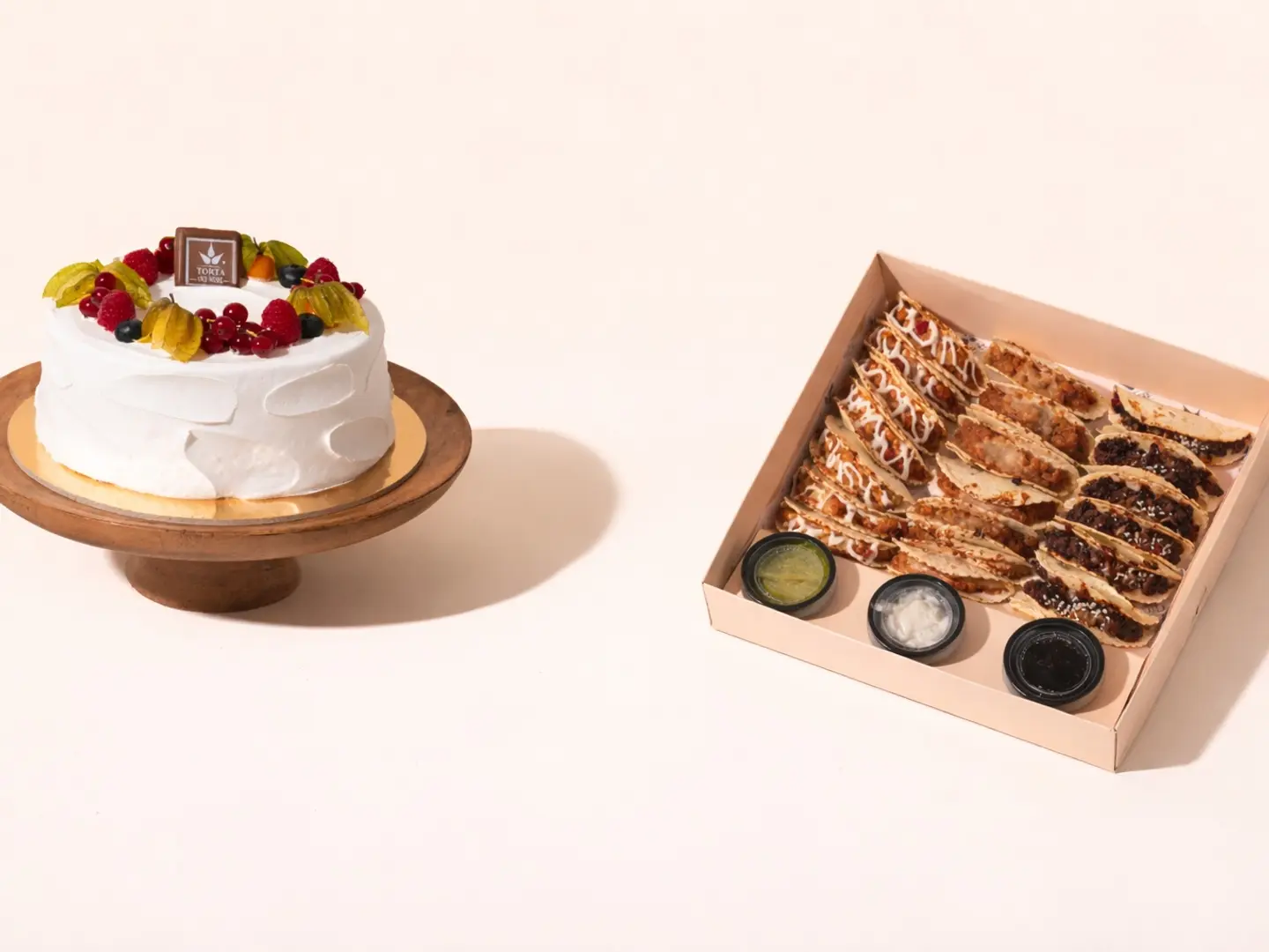 كيكة فواكه مع تاكو بوكس