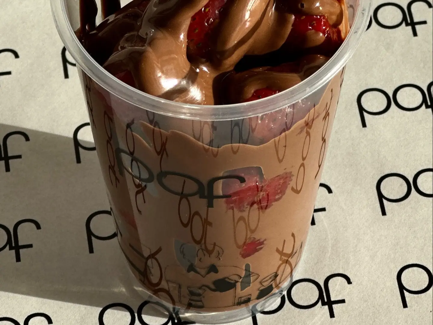 كوب الفراولة بالشوكولاته