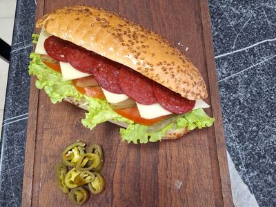 Kaşarlı Sucuklu Sandviç