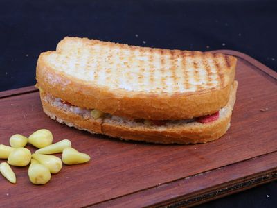Çift Kaşarlı Sucuklu Tost
