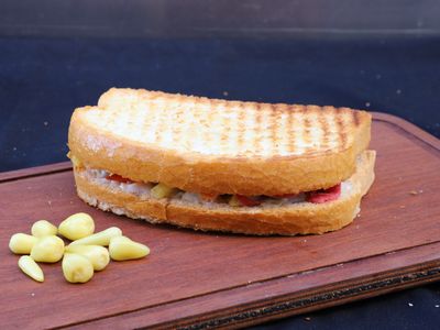 Kavurmalı Kaşarlı Tost