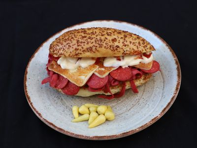 Cheddar Peynirli Kumru Sandviç