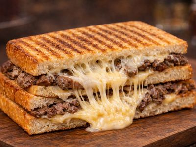 Kavurmalı Kaşarlı Tost