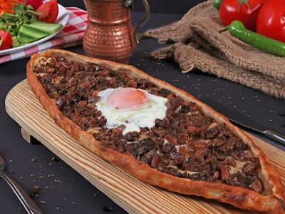 Kavurmalı Yumurtalı Pide