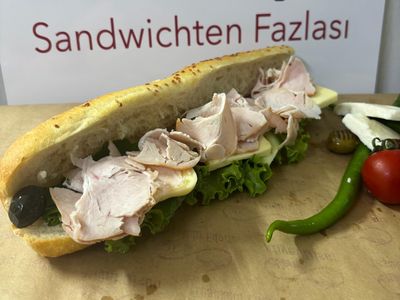 Ajvar Soslu & Hindi Fümeli Sandviç