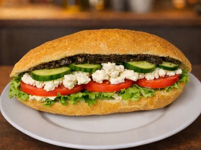 Zeytin Ezmeli Lor Peynirli Soğuk Sandviç