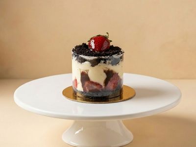 Kırmızı Kadifeli Çilekli Çikolatalı Pasta (1 Kişilik)