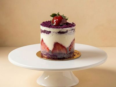 Çilekli Çikolatalı Pasta (1 Kişilik)