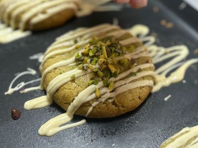  Beyaz Çikolatalı Antep Fıstığı Dolgulu Cookie