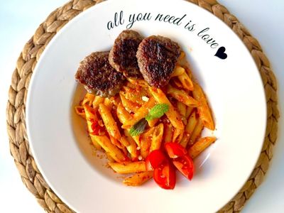 Arrabbiata Soslu Makarna & Izgara Köfte