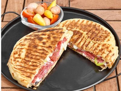 Bazlamalı Pastırmalı Tost