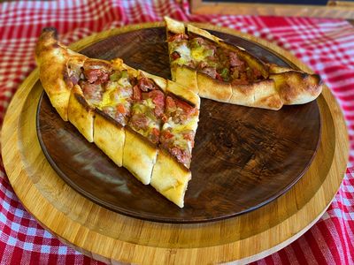 Kuşbaşılı Kaşarlı Cantık Pide