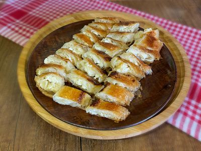 Peynirli Kol Böreği