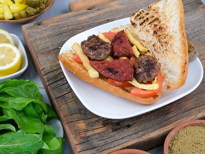 Tam Ekmek Arası Köfte & Sucuk