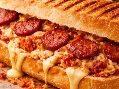 Yarım Ekmek Arası Sucuk