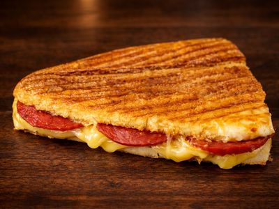 Sucuklu Kaşarlı Sanayi Tostu