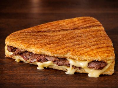 Kavurmalı Kaşarlı Sanayi Tostu