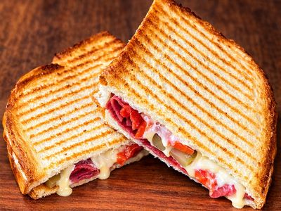 Çaylak Usulü Ayvalık Tostu