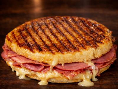 Glütensiz Dana Jambonlu Kaşarlı Tost