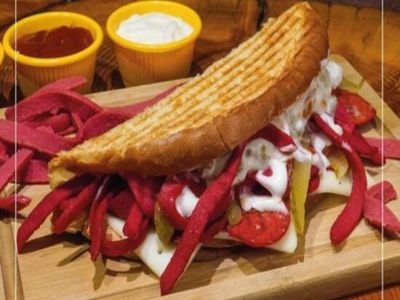 Ayvalık Sucuklu Kaşarlı Tost (Piliç)