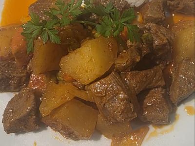 Güveçte Sebzeli Et