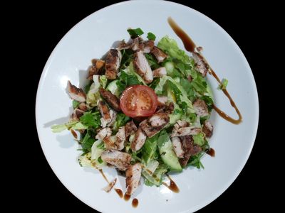 Tavuklu Yeşil Salata