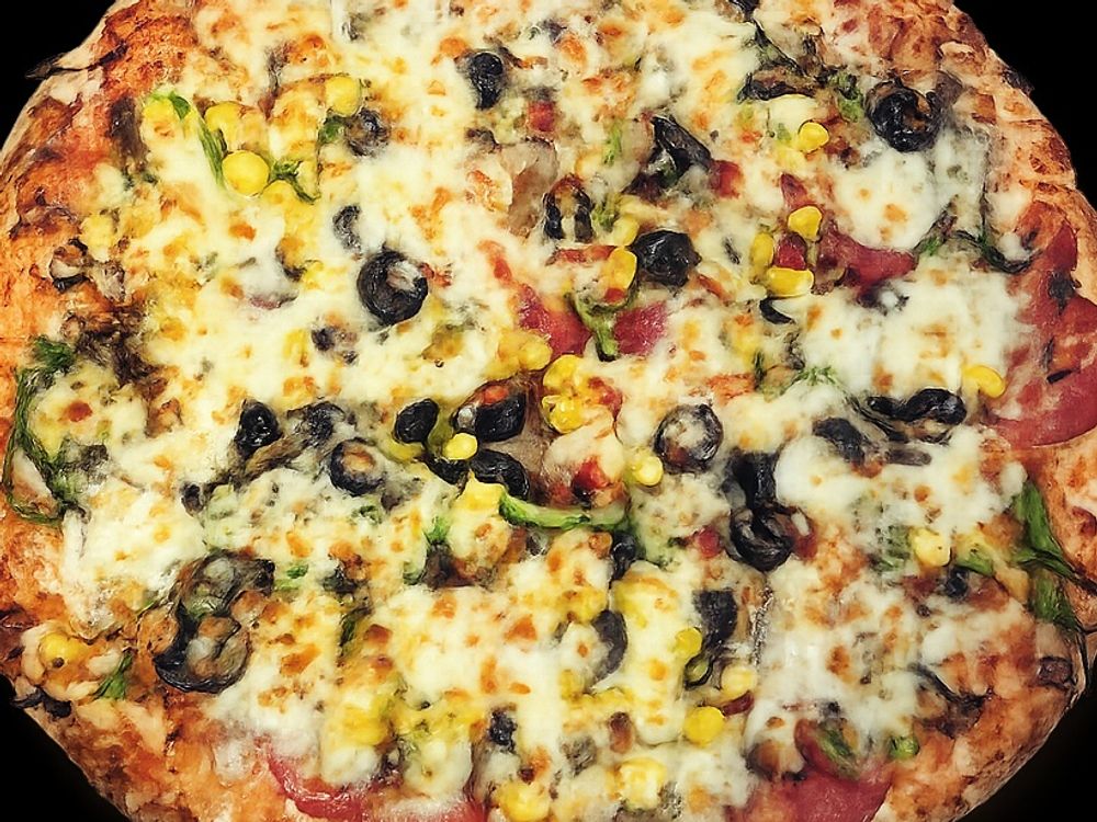 Karışık pizza — sucuk, dana salam, mantar, közlenmiş biber, zeytin ve mısır