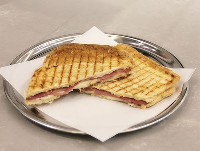 Dana Dil & Kaşarlı Tost